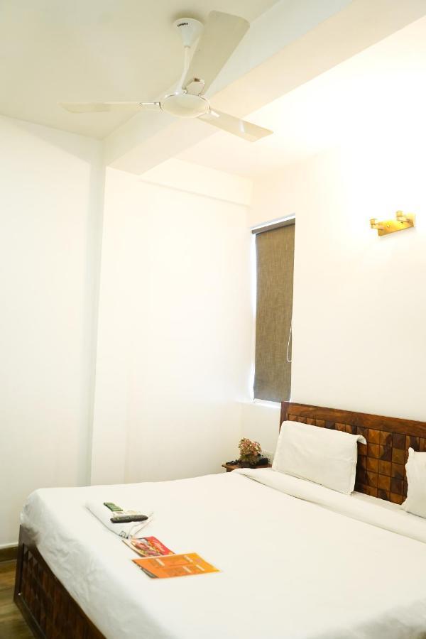 Roomshala 028 Blu Lagoon - Opposite Select Walk Mall New Delhi