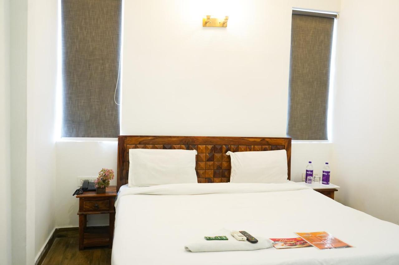 Hotel Roomshala 028 Blu Lagoon - Opposite Select Walk Mall New Delhi