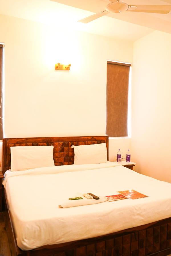 Roomshala 028 Blu Lagoon - Opposite Select Walk Mall Hotel