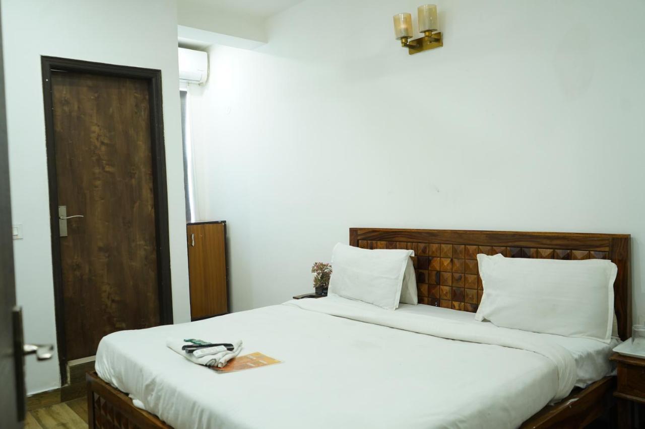 Roomshala 028 Blu Lagoon - Opposite Select Walk Mall 3* New Delhi