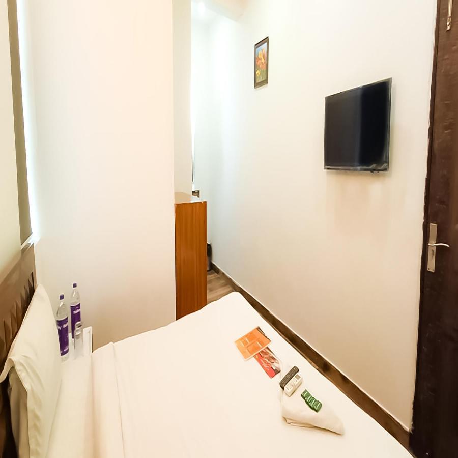 Hotel Roomshala 028 Blu Lagoon - Opposite Select Walk Mall 3*
